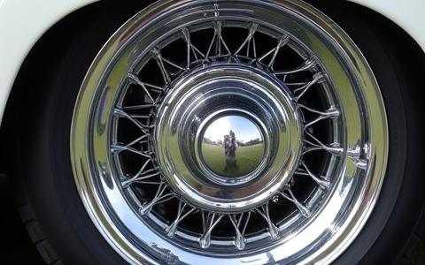 Dettaglio ruota classica restaurata con finitura lucida